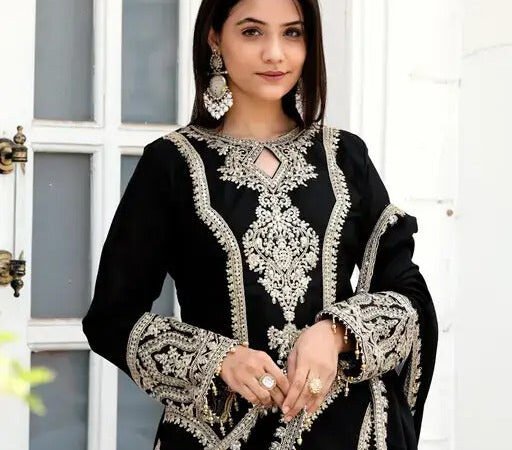 Midnight Majesty: Black & Gold Elegance